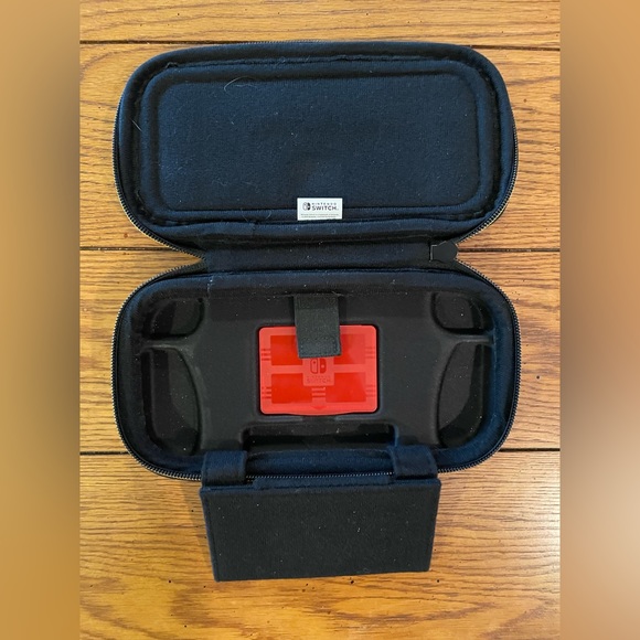 GUC Nintendo switch Animal Crossing carrying case - Picture 7 of 7